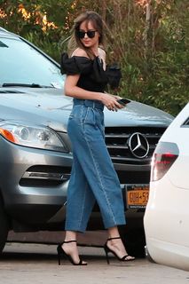 Dakota Johnson feet photo thumbnail