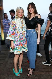 Dakota Johnson feet photo thumbnail