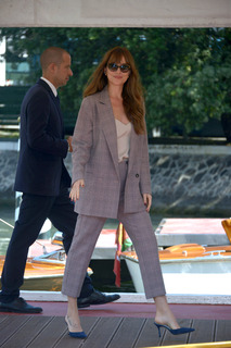 Dakota Johnson feet photo thumbnail