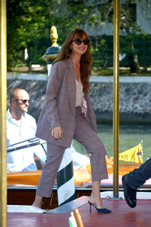 Dakota Johnson feet photo thumbnail