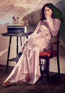 Dakota Johnson feet photo thumbnail