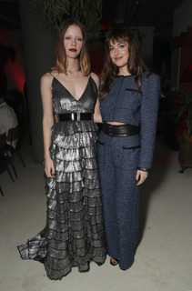 Dakota Johnson feet photo thumbnail
