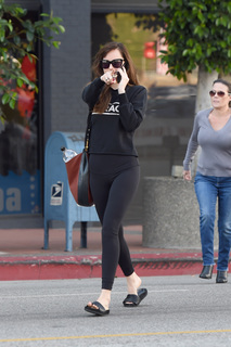 Dakota Johnson feet photo thumbnail