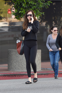 Dakota Johnson feet photo thumbnail