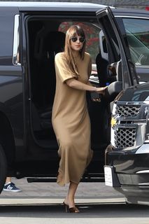 Dakota Johnson feet photo thumbnail