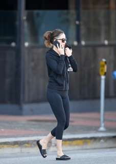 Dakota Johnson feet photo thumbnail