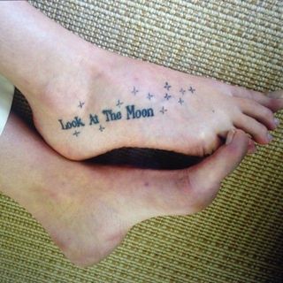 Dakota Johnson feet photo thumbnail