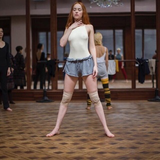 Dakota Johnson feet photo thumbnail