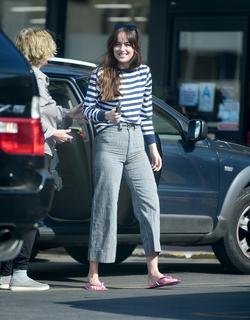 Dakota Johnson feet photo thumbnail