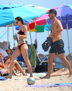 Dakota Johnson feet photo thumbnail