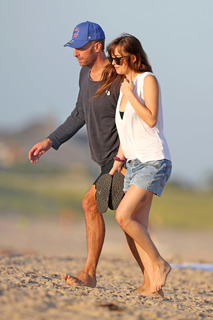 Dakota Johnson feet photo thumbnail