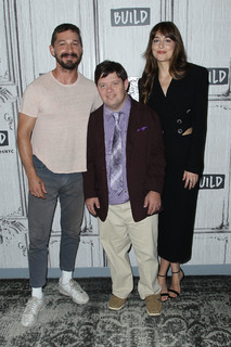 Dakota Johnson feet photo thumbnail