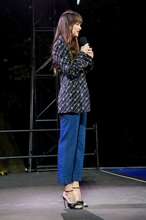 Dakota Johnson feet photo thumbnail