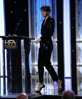 Dakota Johnson feet photo thumbnail