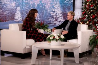 Dakota Johnson feet photo thumbnail