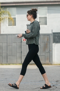 Dakota Johnson feet photo thumbnail