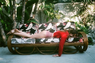 Dakota Johnson feet photo thumbnail