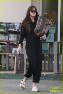 Dakota Johnson feet photo thumbnail