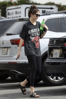 Dakota Johnson feet photo thumbnail