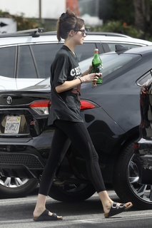 Dakota Johnson feet photo thumbnail