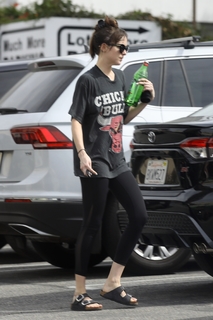 Dakota Johnson feet photo thumbnail