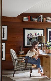 Dakota Johnson feet photo thumbnail