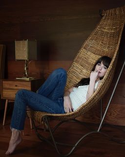 Dakota Johnson feet photo thumbnail