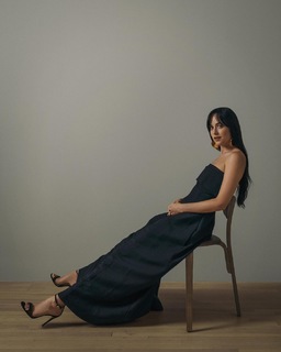 Dakota Johnson feet photo thumbnail