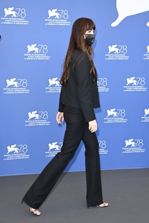 Dakota Johnson feet photo thumbnail