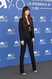 Dakota Johnson feet photo thumbnail