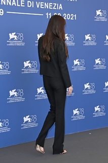 Dakota Johnson feet photo thumbnail