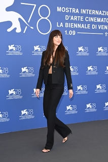 Dakota Johnson feet photo thumbnail
