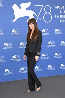 Dakota Johnson feet photo thumbnail