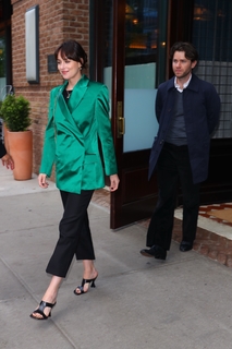Dakota Johnson feet photo thumbnail