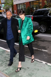 Dakota Johnson feet photo thumbnail