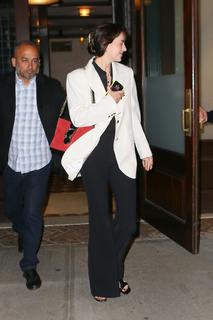 Dakota Johnson feet photo thumbnail