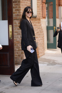 Dakota Johnson feet photo thumbnail