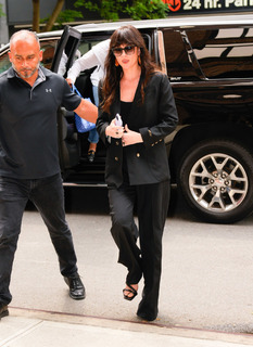 Dakota Johnson feet photo thumbnail