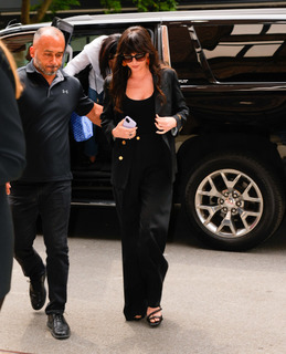 Dakota Johnson feet photo thumbnail