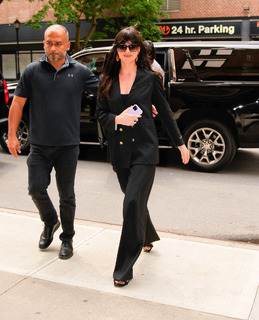 Dakota Johnson feet photo thumbnail