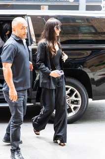 Dakota Johnson feet photo thumbnail