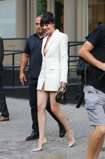 Dakota Johnson feet photo thumbnail
