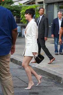Dakota Johnson feet photo thumbnail