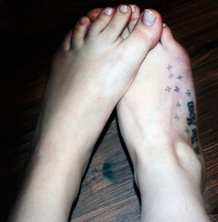 Dakota Johnson feet photo thumbnail