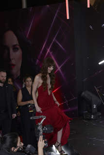 Dakota Johnson feet photo thumbnail