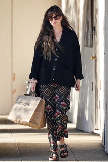 Dakota Johnson feet photo thumbnail