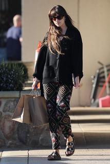 Dakota Johnson feet photo thumbnail