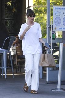 Dakota Johnson feet photo thumbnail