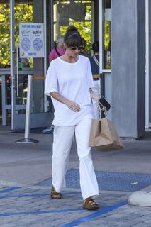Dakota Johnson feet photo thumbnail