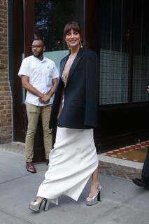 Dakota Johnson feet photo thumbnail